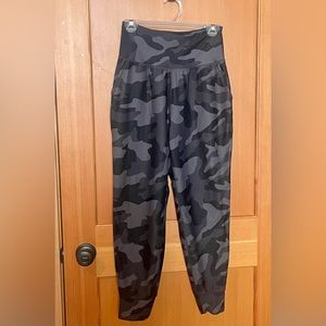 Size M Old Navy Elevate Leggings